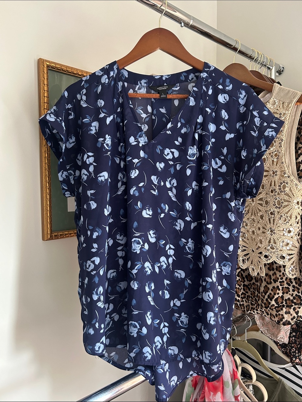 Simply Vera wang L Navy Floral V-Neck short sleeve loose fit Top